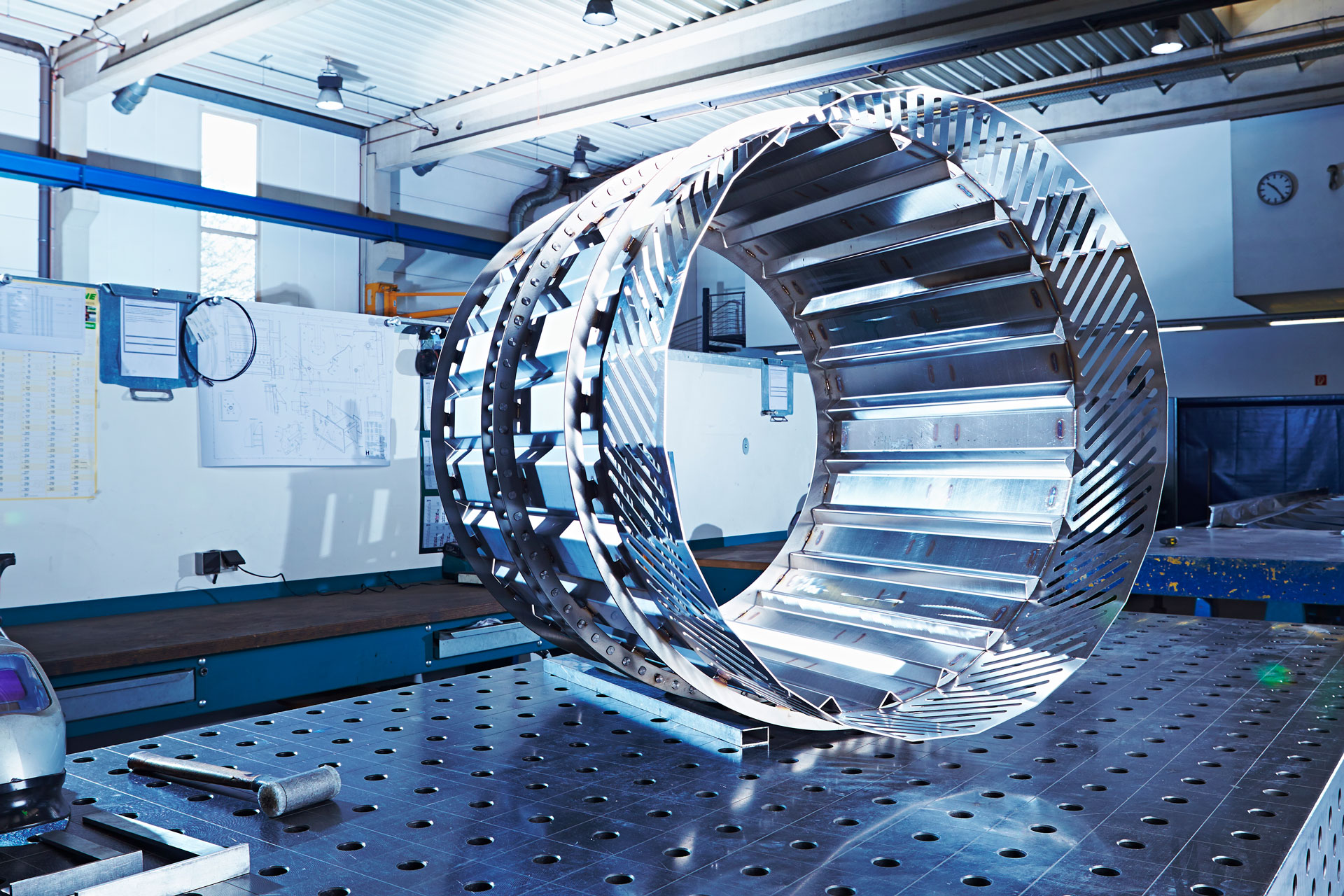 Hülsmann Blechtechnologie – Aufbau einer Metallarbeit von der Seite kurz vor der Finalen Prüfung