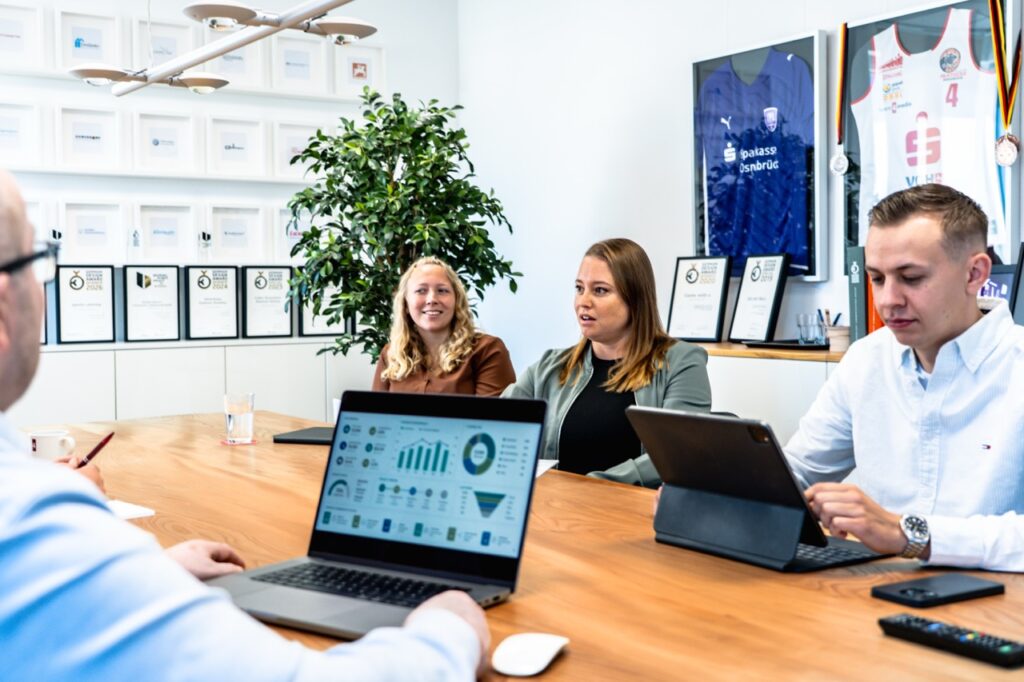 Team bespricht die Optimierung einer Unternehmenswebsite anhand von Analysen und Kennzahlen.